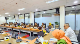 Delegasi Kemenparekraf RI, dipimpin oleh Martini M. Pohan, bersama para komisioner BNSP, membahas strategi penguatan dan harmonisasi tenaga kerja pariwisata dalam kunjungan kerja di Gedung BNSP, Jakarta (17/1/24). (Doc.BNSP) 