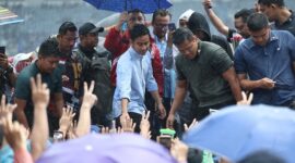 Prabowo Subianto menyapa puluhan ribu masyarakat dalam kunjungannya ke Stadion Gelora Bandung Lautan Api (GLBA), Kota Bandung. (Dok. TKN Prabowo Gibran)
