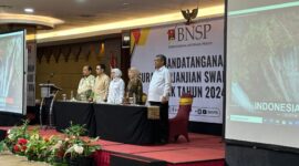 Badan Nasional Sertifikasi Profesi (BNSP) telah melaksanakan penandatanganan Surat Perjanjian Swakelola Program Sertifikasi Kompetensi Kerja (PSKK) di Grand Mercure Hotel Yogyakarta (22/5/24). (Doc.BNSP)