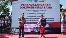 RVE Trans bersama Pemerintah Kabupaten Klungkung menandatangani Nota Kesepahaman (MoU) untuk mendorong transformasi Nusa Penida menuju pulau hijau dan bebas emisi pada 2027. (Dok. PT RVE Trans)