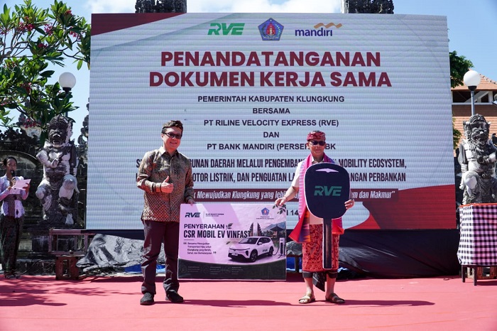 RVE Trans bersama Pemerintah Kabupaten Klungkung menandatangani Nota Kesepahaman (MoU) untuk mendorong transformasi Nusa Penida menuju pulau hijau dan bebas emisi pada 2027. (Dok. PT RVE Trans)